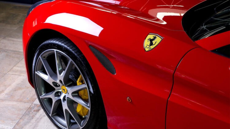 Transformatie-Ferrari-California-Rood-car