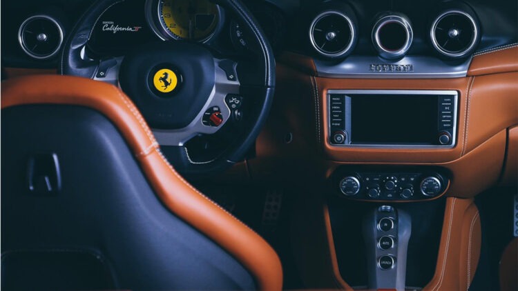 Transformatie-Ferrari-California-Rood-inside