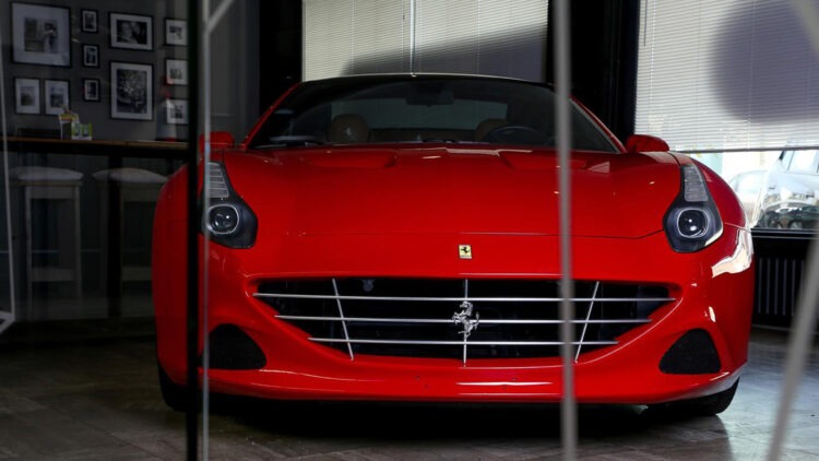 Transformatie-Ferrari-California-Rood-showroom